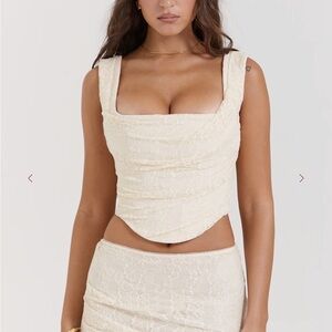 NWT House of CB Una Floral
Cowl Neck Lace-Up Corset Top
Small Vintage Cream Crop